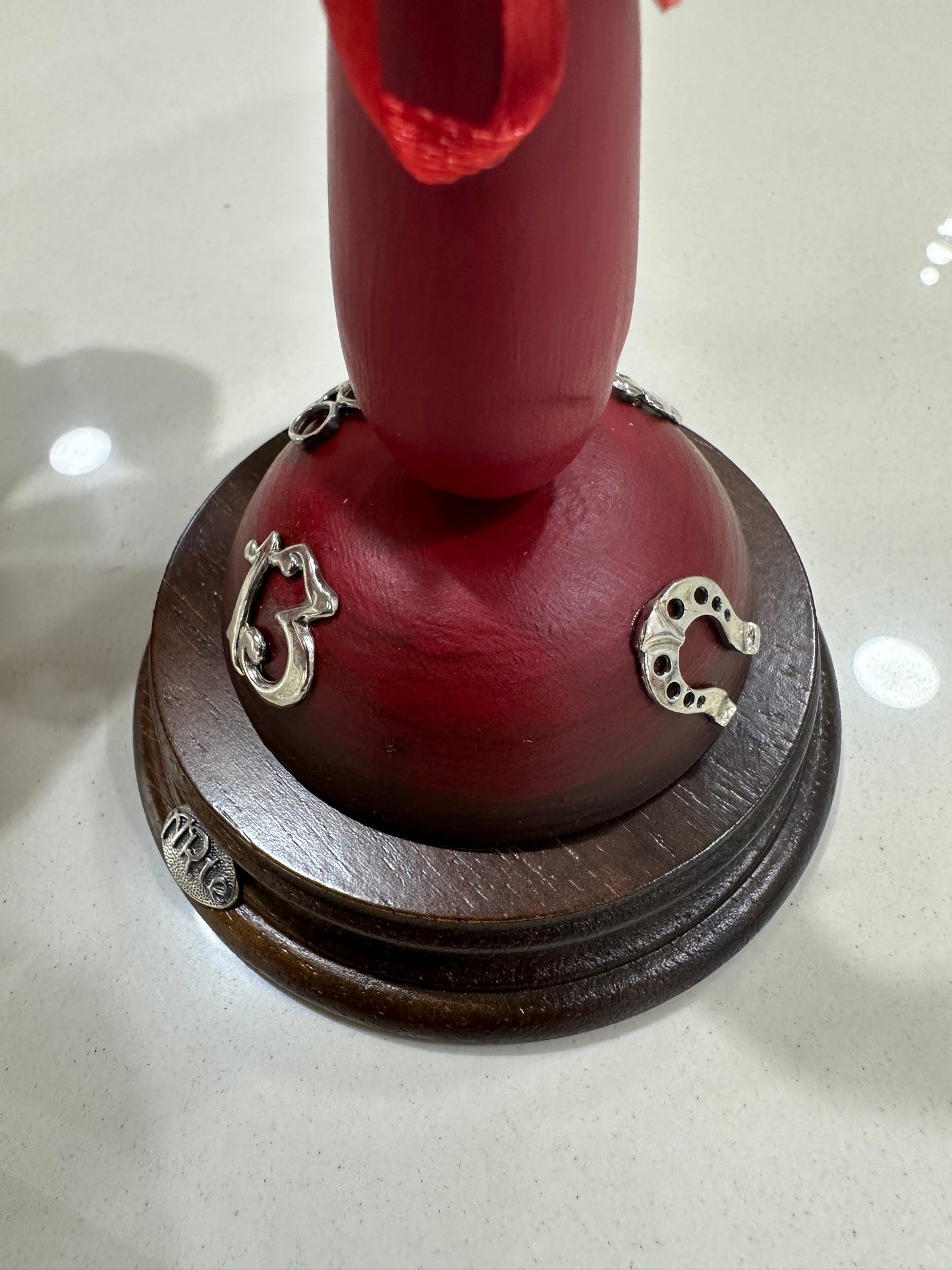Corno Con Amuleti e Base