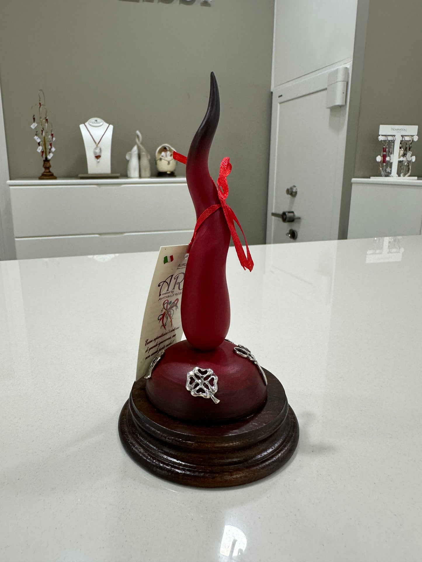 Corno Con Amuleti e Base